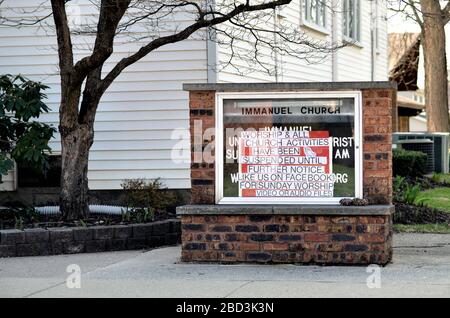Bartlett, Illinois, USA. Eine Gemeindekirche postet ein Zeichen über ihre üblichen Gottesdienststunden, da alle Kirchen in den Vereinigten Staaten geschlossen wurden. Stockfoto