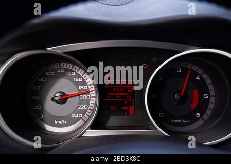 Tachometer Pkw, zeigt eine höhere Geschwindigkeit 190 km. H. Stockfoto