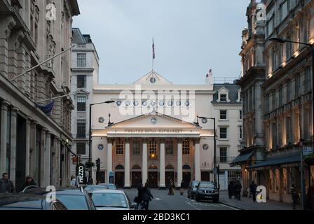 Stuck Front Elevation Portico of Theatre Royal Haymarket, Suffolk Street, London SW1 von John Nash Stockfoto