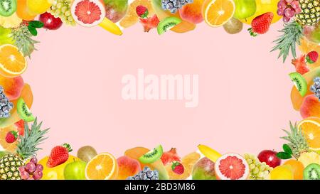 Kreatives Foto von vielen verschiedenen exotischen tropischen, hellen Früchten, Rahmen auf einem sommerlichen, weichen, rosafarbenen Hintergrund. Ansicht von oben. Helles Sommerfrucht-Patt Stockfoto