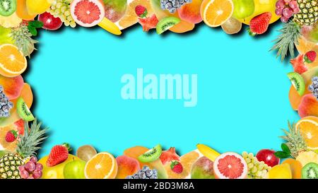 Kreatives Foto von vielen verschiedenen exotischen tropischen hellen Früchten mit Schatten auf einem sommerlichen blauen Hintergrund. Ansicht von oben. Helles Sommerobst PA Stockfoto