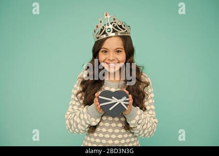 Sie verdient das Beste. Symbol der Herrlichkeit der silbernen Krone des Kindes. Beauty Pageant. Konzentrieren Sie sich auf Schönheit. Kleine Prinzessin. Mädchen tragen Krone. Prinzessin Sitten. Prämikonzept. Gewinner des Schönheitswettbewerbs. Wunderbares Lächeln. Stockfoto