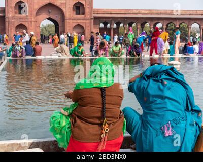 Hinterer Schuss von Frauen, die in der jama Masjid Moschee in alt-delhi waschen Stockfoto