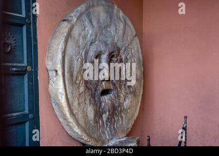 Der Mund der Wahrheit (Bocca della Verità), Marienbasilika in Cosmedin (Basilika di Santa Maria in Cosmedin), Rom, Italien. Stockfoto