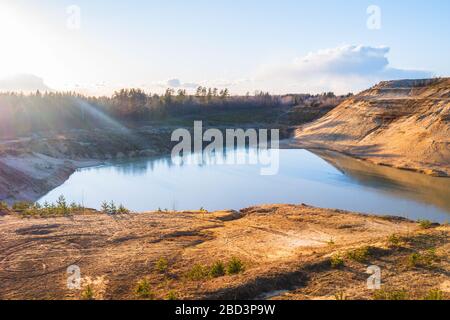 Natürlicher Sonnenuntergang vor dem Hintergrund der Wälder. Stockfoto