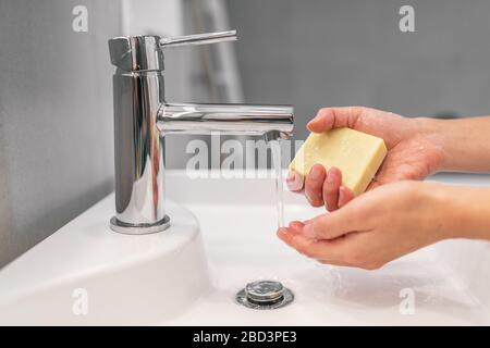 Waschen der Hände mit Seife für 20 Sekunden Handhygiene Frau mit Seifenhalter für die Vorbeugung gegen Corona-Viren COVID-19, um die Ausbreitung von Coronavirus zu stoppen. Stockfoto