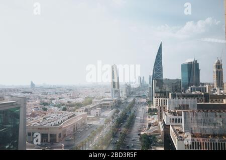 Blick auf die Skyline von Riad in Richtung King Abdullah Financial District Fin nebeligen bewölkten Tag Stockfoto