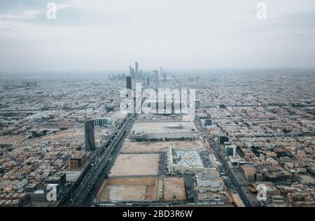 Blick auf die Skyline von Riad in Richtung King Abdullah Financial District von der Spitze des Riyadh Kingdom Tower in nebeligen bewölkten Tag Stockfoto