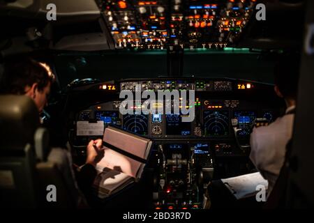 Kiew / Kiew / Ukraine - Dezember 2019: Piloten im Flugzeug am Werk. Blick ins Cockpit. Fluginstrumente und -Ausrüstung. Flugdeck des Flugzeugs. Ansicht von Stockfoto