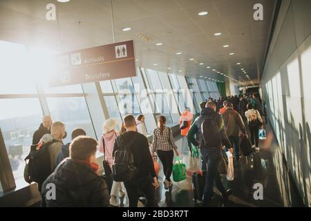 Kiew, Kiew, Ukraine - August 2019: Abflugplatz am Flughafen. Blick aus dem Fenster. Es gibt viele Flugzeuge und Service-Ausrüstung. Stockfoto