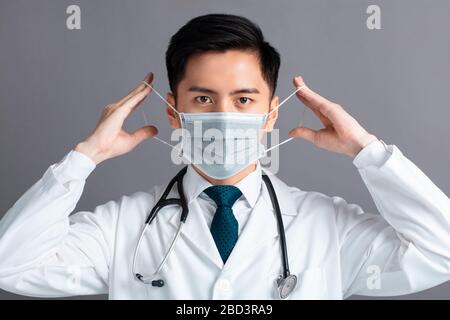 Junger Arzt mit medizinischer Maske Stockfoto