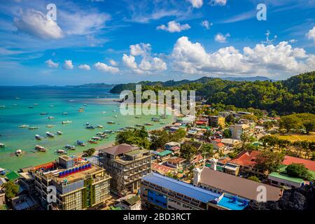 Ein Überblick über die Stadt El Nido und den Hafen der Bucht auf den Philippinen an einem sonnigen Tag Stockfoto