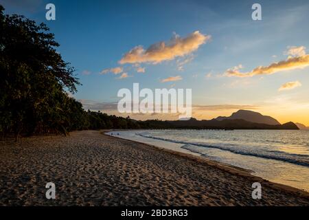 Leerer Lio Beach bei Sonnenuntergang und Dämmerung in El Nido, Palawan, Philippinen Stockfoto