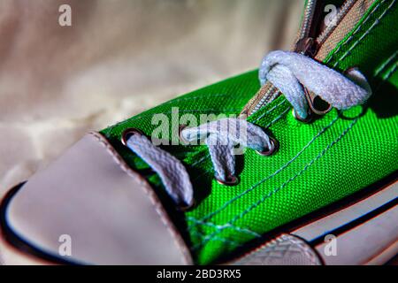 Grüne Turnschuhe mit weißen Schnürsenkeln Stockfoto