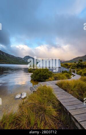 Kultiger Blick auf die Holzstege, die zum Holzboathaus am Dove Lake führt, im Cradle Mountain National Park in Tasmanien, Australien. Stockfoto