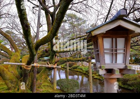 Kenroku-en in Kanazawa, Ishikawa, Japan, einer der drei großen Gärten Japans. Stockfoto