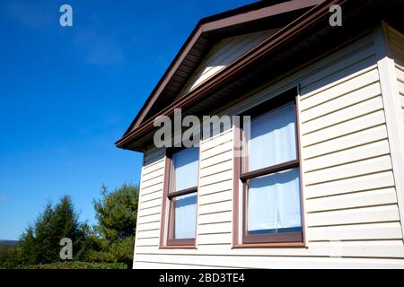 Haus mit hellgelben Vinylabstellgleis Stockfoto