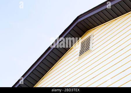 Haus mit hellgelben Vinylabstellgleis Stockfoto