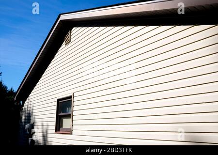 Haus mit hellgelben Vinylabstellgleis Stockfoto