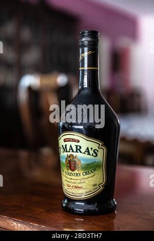 Eine Glasflasche von O'maras Cremelikör. Stockfoto