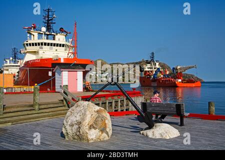 Versorgungsschiff der Ölbohrinsel vom Harborside Park, St. John's City, Neufundland, Kanada aus gesehen Stockfoto