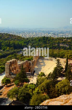 Von der Akropolis athen aus gesehen, war das Odeon des Herodes Atticus. Stockfoto