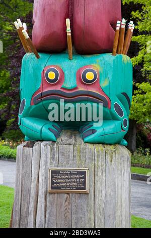 Knowledge Totem auf Parliament Building Grounds, Victoria, Vancouver Island, British Columbia, Kanada, Nordamerika Stockfoto