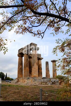 Ruinen des dorischen Apollontempels im antiken Korinth, Griechenland. Stockfoto