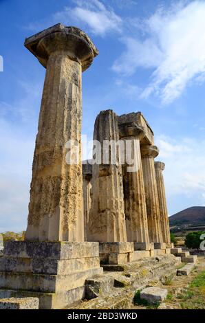 Ruinen des dorischen Apollontempels im antiken Korinth, Griechenland. Stockfoto