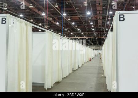 Detroit, Michigan, USA. April 2020. Arbeiter bauen ein Notarztkrankenhaus im TCF-Kongresszentrum auf. Das Krankenhaus mit 1.000 Betten wird Covid-19-Patienten versorgen. Kredit: Jim West/Alamy Live News Stockfoto