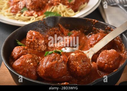 Esslöffel Fleischbällchen in Marinara-Sauce mit Spaghetti-Platte Stockfoto