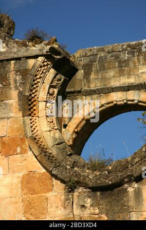 Ruinen der zerfallenden alten Abtei in Alet-les-Bains, Departement Aude, Frankreich Stockfoto