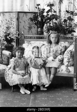 Dieses Foto der Großherzoginnen Tatiana, Maria und Olga Nikolajewna von Russland im Jahre 1900. Es war auf zahlreichen Postkarten vor dem Ersten Weltkrieg, um 1900 Stockfoto