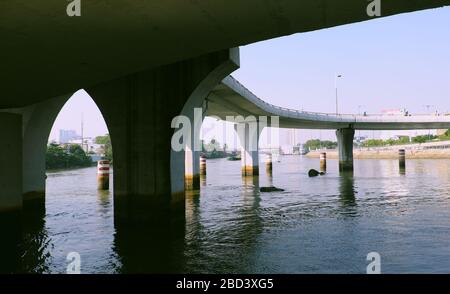 Panorama der Brücke von unten, Ho Chi Minh Stadt, Vietnam, erstaunlich von Architekten mit Raum des blauen Himmels gebogen, Kanal mit Wasser Kreuz Streu Stockfoto