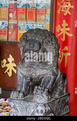 Löwenstatue in Chinatown, Vancouver, British Columbia, Kanada, Nordamerika Stockfoto