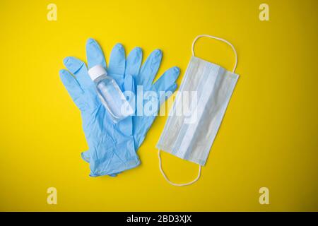 Isolierte Zusammensetzung mit Elementen zur Pflege des Kovid-19 oder Coronavirus, mit Mundschutz und antibakteriellem Gel und Handschuhen Stockfoto