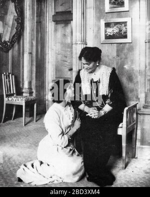 Foto von Tsarina Alexandra von Russland mit ihrer Tochter Grand Duchess Tatiana Nikolajewna von Russland im Jahr 1913 Stockfoto