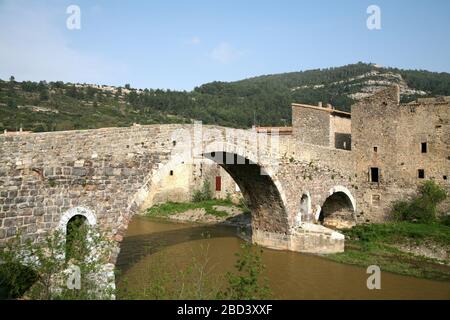 Alte Bogenbrücke aus Stein über den Fluss Orbieu in der Lagrasse, Frankreich Stockfoto