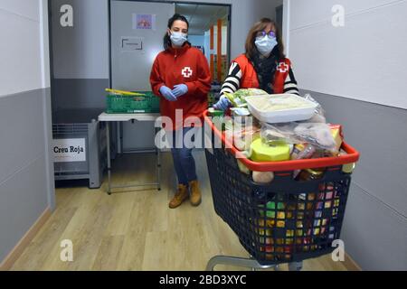 Freiwillige des Roten Kreuzes von L'Hospitalet verstärken ihre Hilfe für Menschen in der Einschließung während des Covid-19Red Cross Freiwillige verstärken die Lieferung von Lebensmitteln und Hygienematerial während der Einsperrung aufgrund der gesundheitlichen Krise von Covid 19. Diese Produkte wurden vom Lebensmittelprogramm der Europäischen Union gespendet und werden vom Rat der Stadt L'Hospitalet subventioniert, die Familien werden von den sozialen Diensten des stadtrats abgeleitet. Das Rote Kreuz verwaltet auch Zuschüsse von Unternehmen und Supermärkten, die derzeit ihre Produkte spenden. Credit: SOPA Images Limited/Alamy Live News Stockfoto
