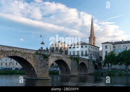 Blick auf Limoux France entlang der Aude Stockfoto