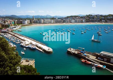 San Sebastian, Gipuzkoa, Baskenland, Spanien : Hochwinkelansicht der Bucht von La Concha vom Urgull-Hügel aus gesehen. Stockfoto