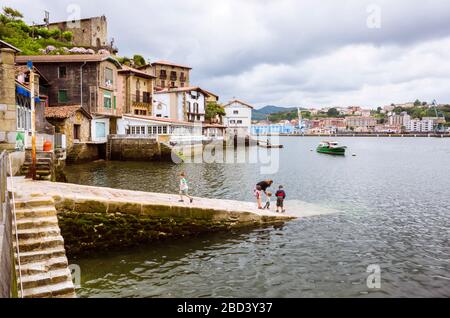 Pasajes, Gipuzkoa, Baskenland, Spanien - 17. Juli 2019: EINE Frau und Kinder stehen am Ufer der Altstadt von Pasajes de San Juan. Sant Stockfoto