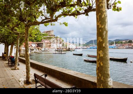 Pasajes, Gipuzkoa, Baskenland, Spanien - 17. Juli 2019: Altstadt von Pasajes de San Juan und kleine Boote an der Oyarzun-Flussmünde. Santa Ana hema Stockfoto