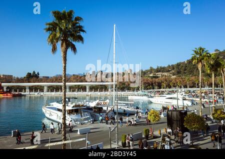 Málaga, Spanien: Boote, die am Jachthafen von Málaga festgemacht wurden. Alcazaba im Hintergrund. Stockfoto