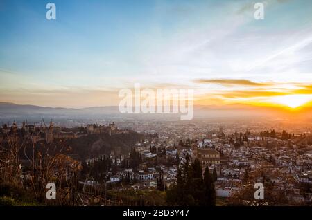 Granada, Spanien - 17. Januar 2020: Alhambra-Palast und Unesco-Liste der Albaicin-Viertel bei Sonnenuntergang vom Aussichtspunkt San Miguel Alto aus gesehen. Stockfoto