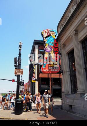 NASHVILLE, TENNESSEE - 25. JULI 2019: Die farbenfrohe Neon-Zeichen für den Country-Sänger und Songwriter Luke Bryan's Bar und Restaurant, über einem belebten Bürgersteig Stockfoto