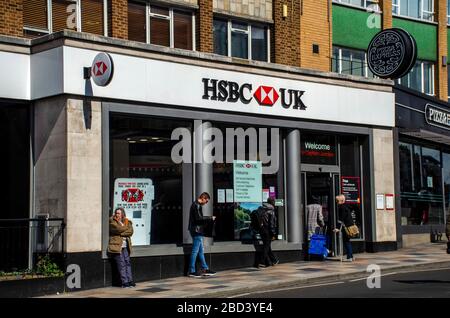 London, Großbritannien, 6. April 2020 Bankfiliale von Santander in St John's Road Clapham Junction. Coronavirus verursacht Warteschlangen in Clapham Junction Stockfoto