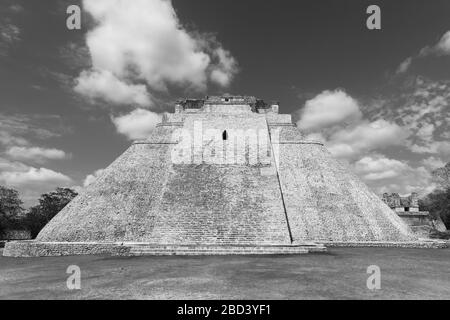 Die Maya-Pyramide des Magiers von Uxmal in Schwarzweiß, Yucatan-Halbinsel, Mexiko. Stockfoto