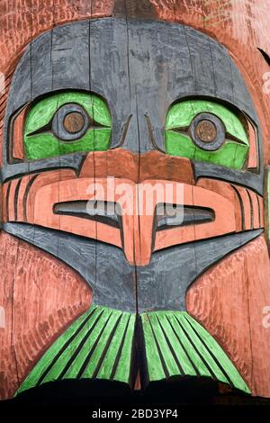 Totempfahl auf dem Creekside Trail, False Creek, Vancouver, British Columbia, Kanada, Nordamerika Stockfoto