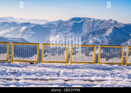 Nach Schneefall eine sehr schöne Stadt in Shimla Stockfoto